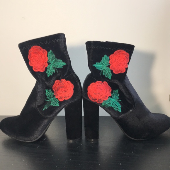 Forever, Women’s Size 6 Black with Red Roses Faux Suede Embroidered Heeled Boots - Picture 7 of 10